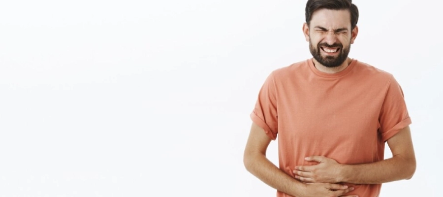 Imagem do post homem com dor e as mãos na barriga