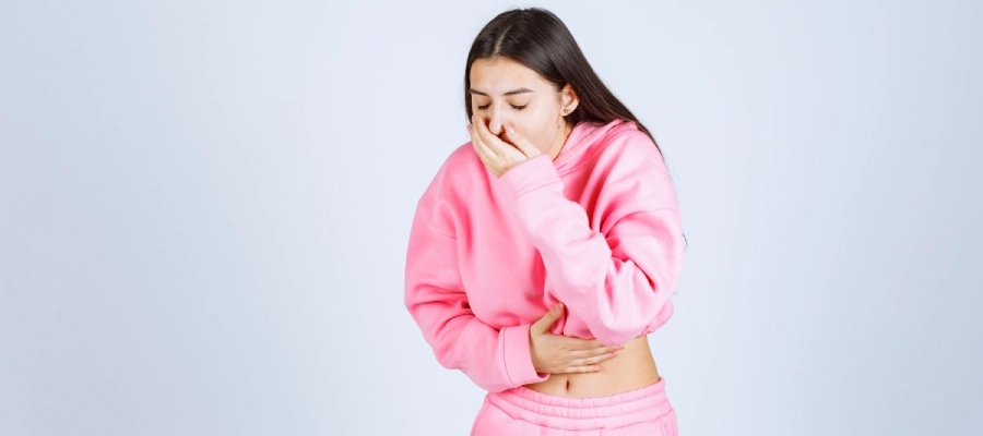 Imagem do post menina enjoada com a mão na boca