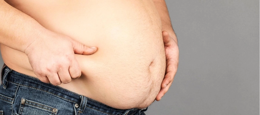 Imagem do post homem gordo aperta a barriga