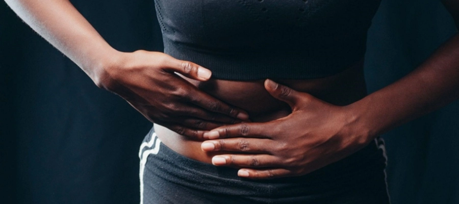 Imagem do post mulher negra com dor na barriga