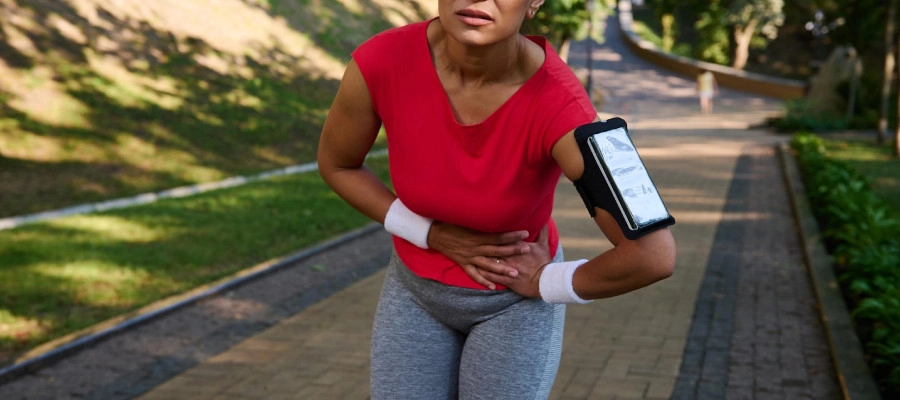 Imagem do post mulher correndo com dor na barriga