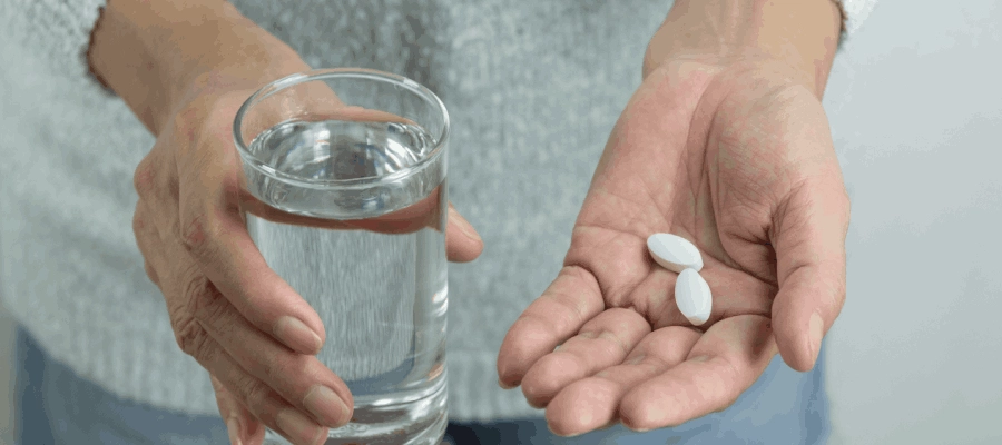 mão segura paracetamol para dor na barriga