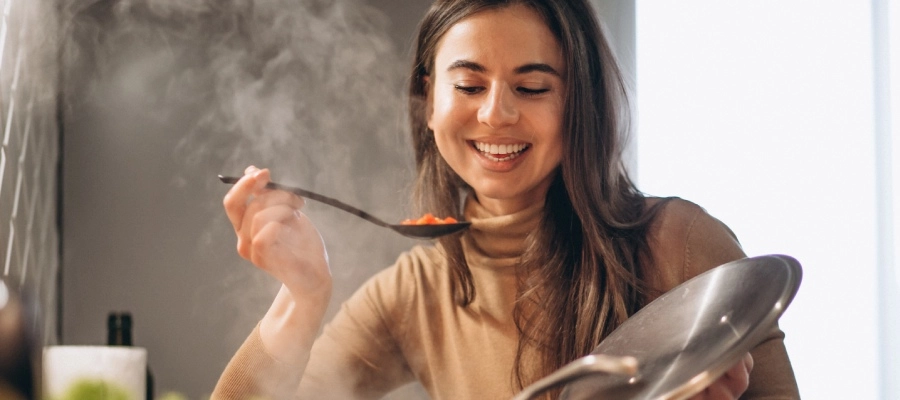 jovem cozinhando no fogão alimentos FODMAPs