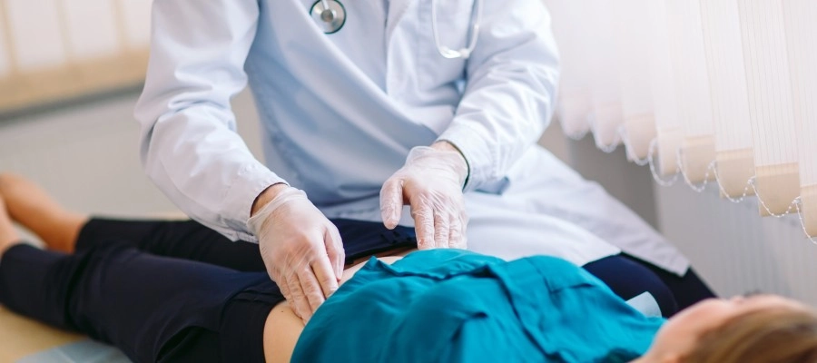 Imagem do post médico examina barriga de paciente