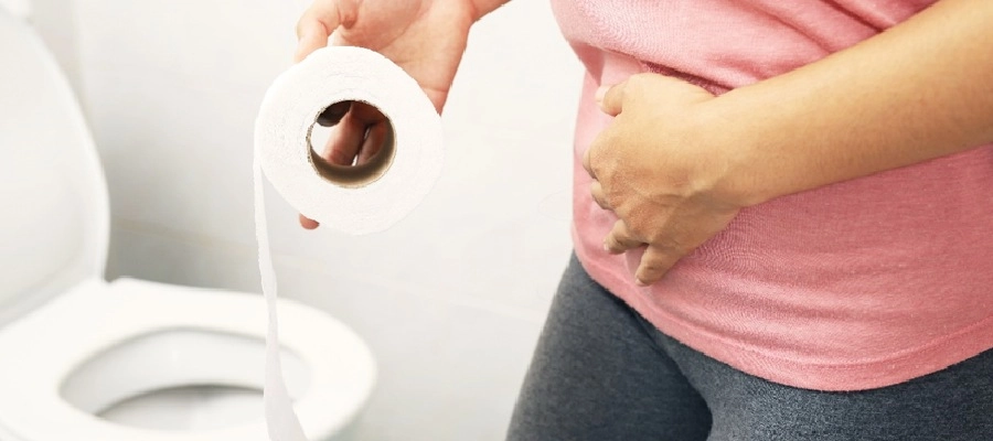 Imagem do post uma mulher segurando um rolo de papel higiênico