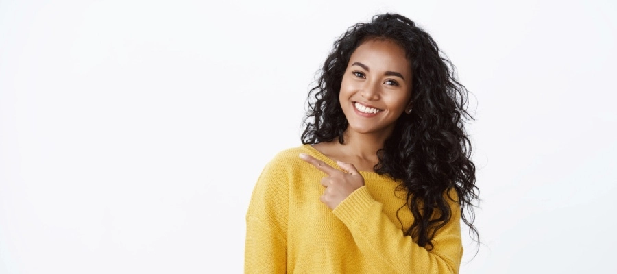 Imagem do post uma mulher em um suéter amarelo