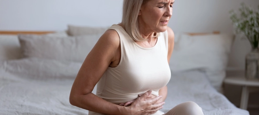 Imagem do post mulher idosa com dor na barriga