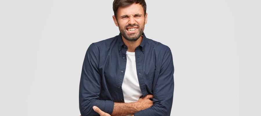 Imagem do post homem com dor quer saber como aliviar dor na barriga