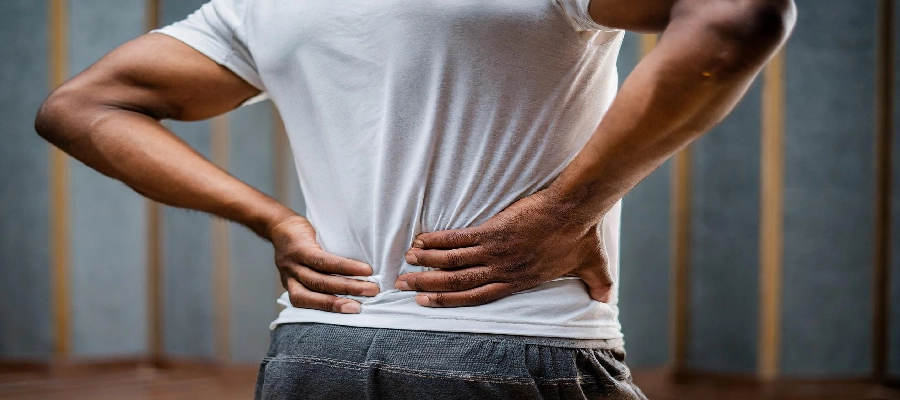 homem com as mãos na lombar e dor nos rins