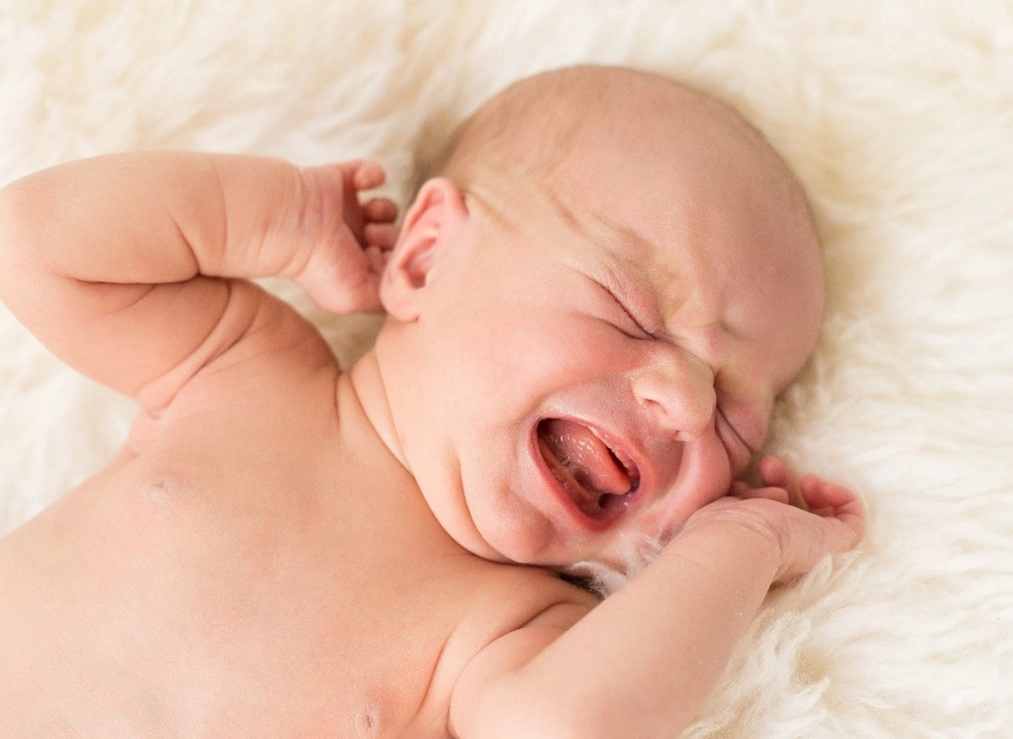 Imagem do post Como aliviar cólica de bebê recém-nascido? Técnicas + posições + remédios