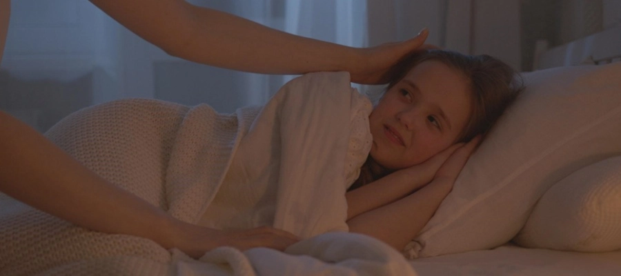 Imagem do post mulher coloca a filha para dormir
