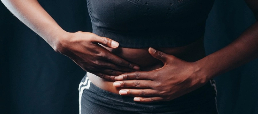 Imagem do post mulher negra aperta a barriga