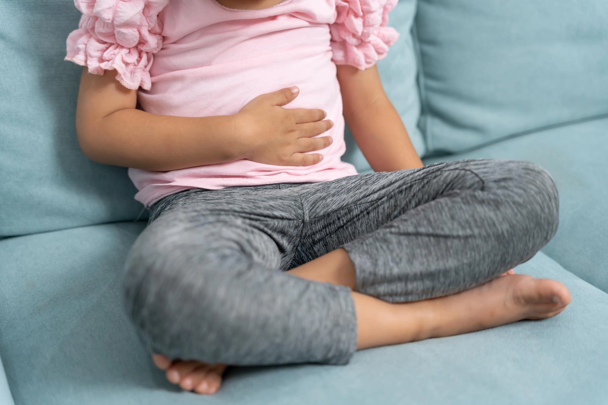 Imagem do post Criança no sofá com a barriga inchada