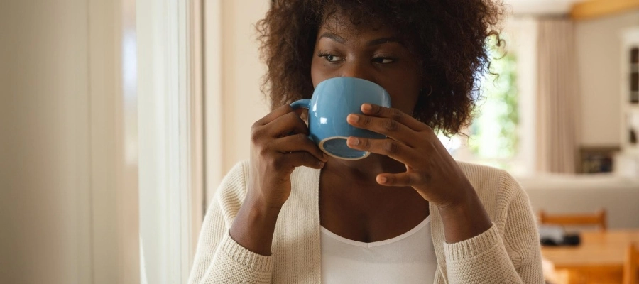 Imagem do post mulher tomando chá para pedra na vesícula