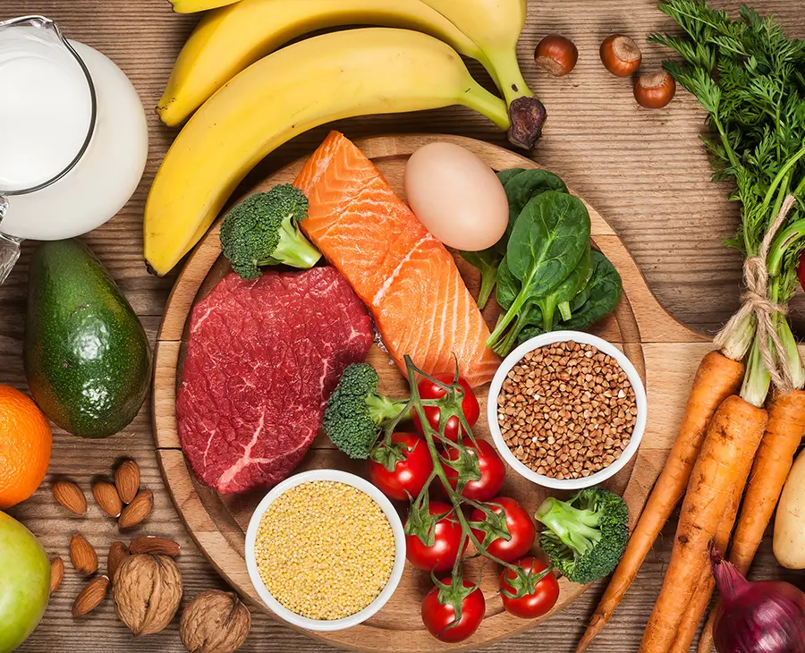 Imagem do post uma placa de madeira cheia de diferentes alimentos
