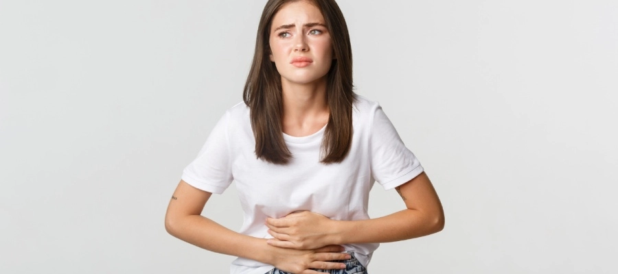 Imagem do post menina com dor no estômago e camisa branca