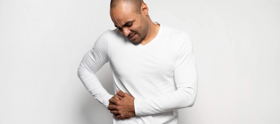 Imagem do post homem com dor na lateral da barriga