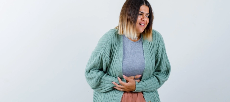 Imagem do post uma mulher vestindo um suéter cardigan verde e uma saia marrom
